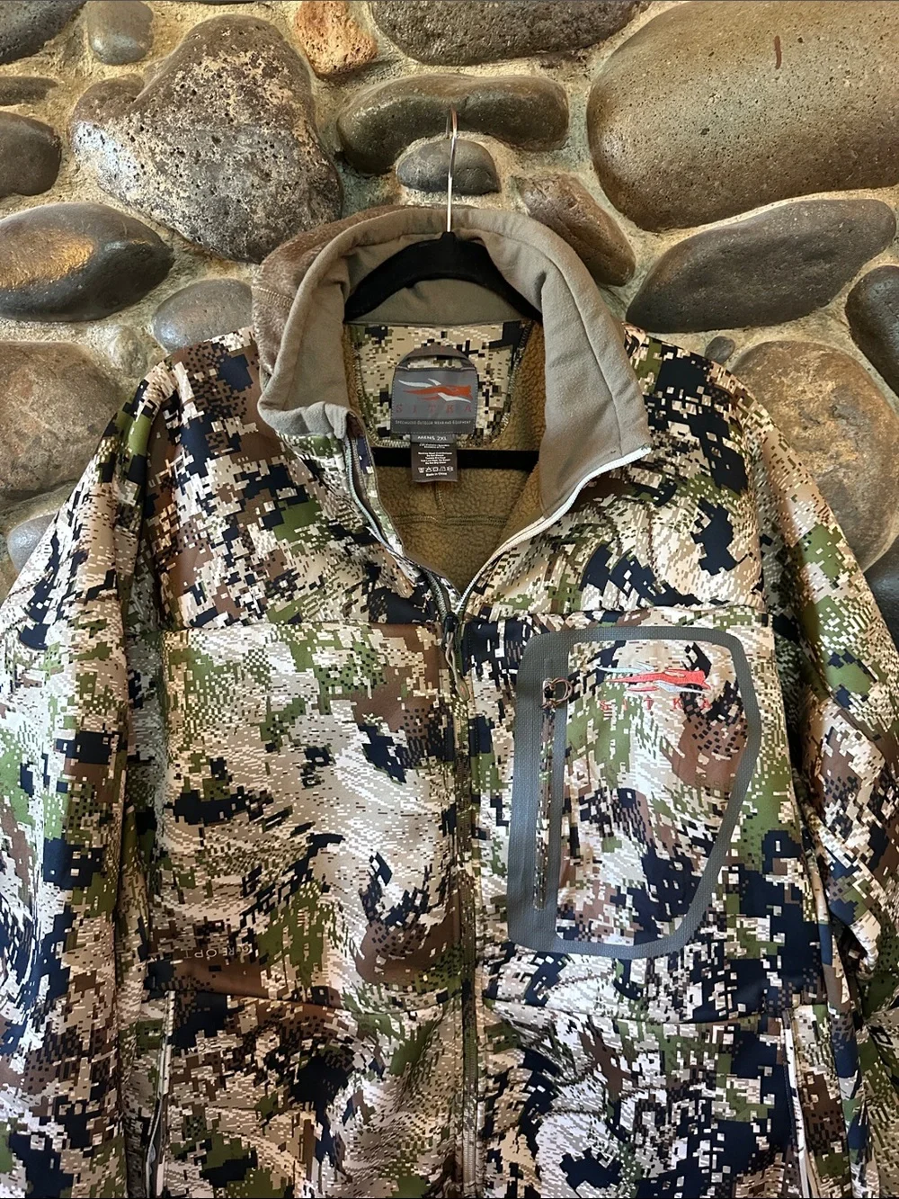 Sitka Men's Gore Tex Digital Camo Performance Hunting Jacket - Green/Olive.
